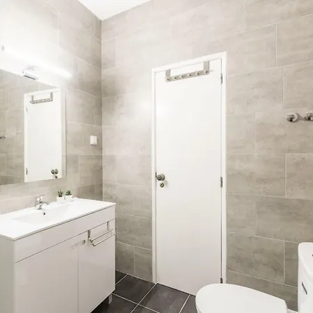 Lovelystay - 3 Bedroom In Apartment *