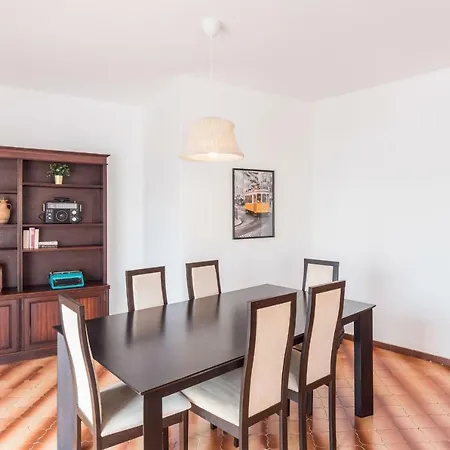 Lovelystay - 3 Bedroom In Apartment